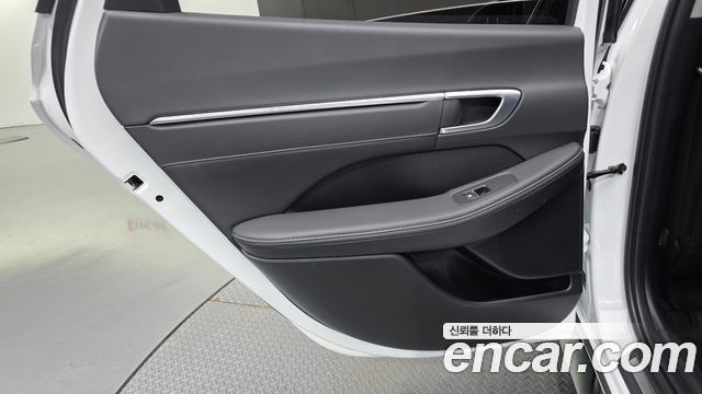 Hyundai Sonata 2.0 — photo 1 of 31