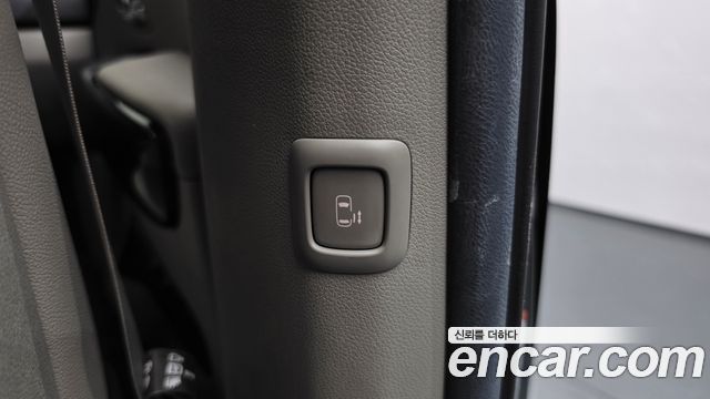 Kia Canival 9-seater Prestige — photo 1 of 35