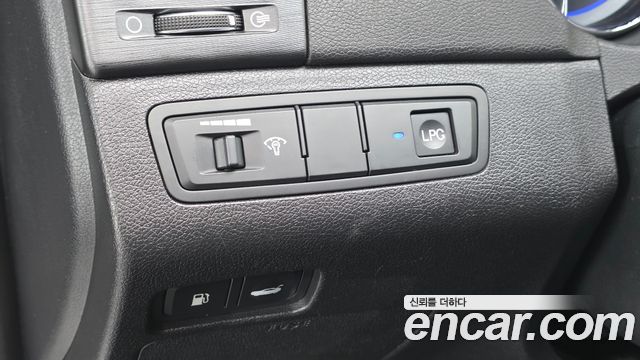 Hyundai Sonata LPi Luxury — photo 1 of 20