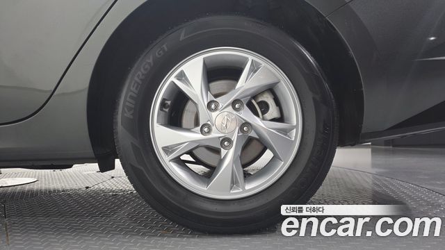 Hyundai AVANTE 1.6 — photo 1 of 32