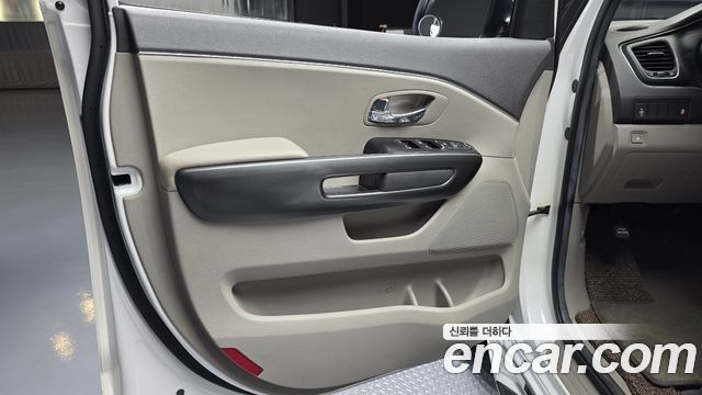 Kia Canival 9-seater Luxury — photo 1 of 31