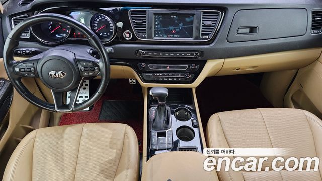Kia Canival Gasoline 7-Seater Hi-Limousine — photo 1 of 34