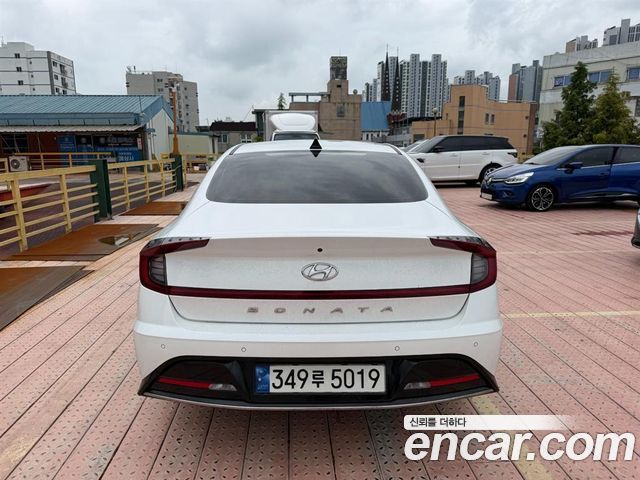 Hyundai Sonata 2.0 — photo 1 of 19
