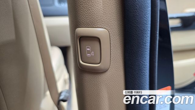Kia Canival 9-Seater Hi-Limousine — photo 1 of 37