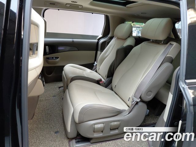 Kia Canival Gasoline 7-Seater Signature — photo 1 of 31