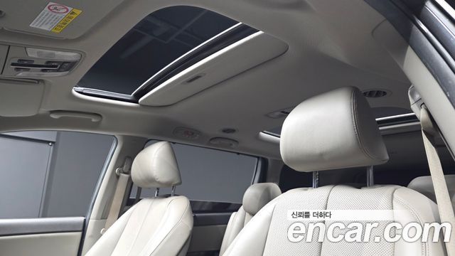 Kia Canival 9-seater Noblesse — photo 1 of 33