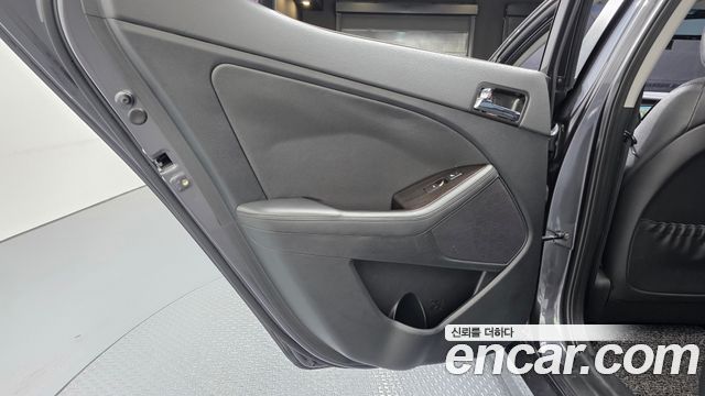 Kia K5 2.0 Luxury — photo 1 of 30