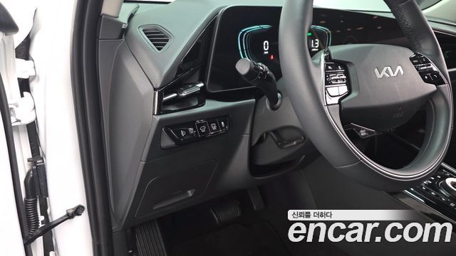 Kia Niro Prestige — photo 1 of 37