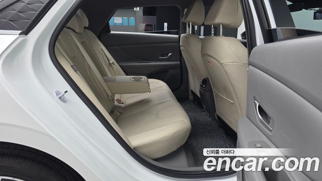 Hyundai AVANTE 1.6 — photo 1 of 33