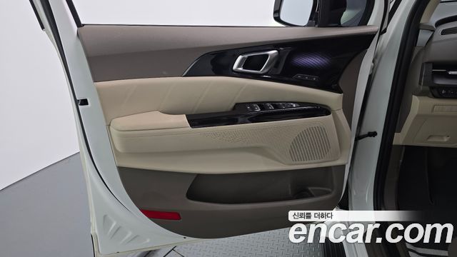 Kia Canival Gasoline 9-Seater Signature — photo 1 of 31