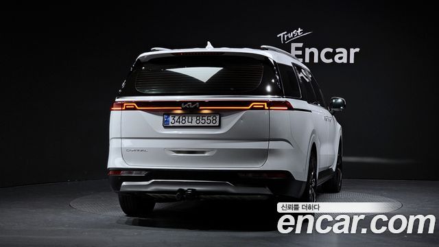 Kia Canival Diesel 9-Seater Signature — photo 1 of 20