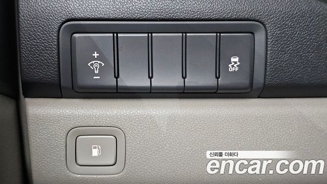 Kia Canival 7-seater Limousine — photo 1 of 35