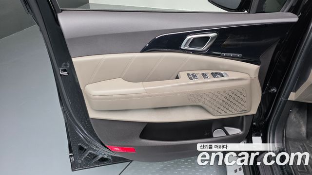 Kia Canival Diesel 9-Seater Gravity — photo 1 of 35