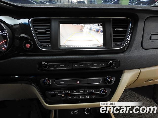 Kia Canival 9-Seater Prstige — photo 1 of 20