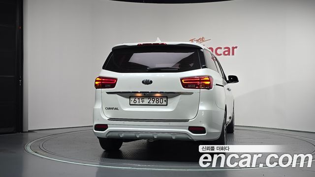 Kia Canival 9-Seater Luxury — photo 1 of 31