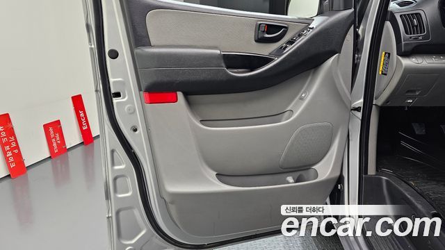 Hyundai Starex 12-Seater Wagon — photo 1 of 31