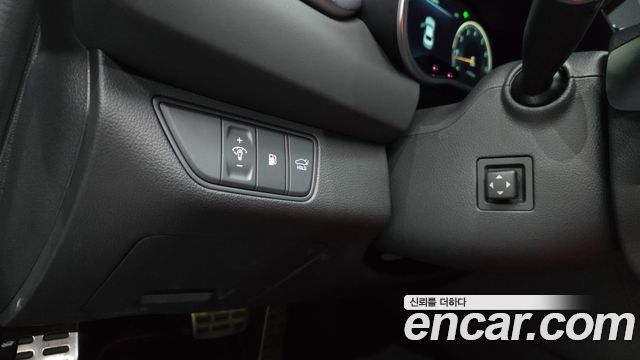 Genesis G70 Gasoline 2.5T 4WD — photo 1 of 32