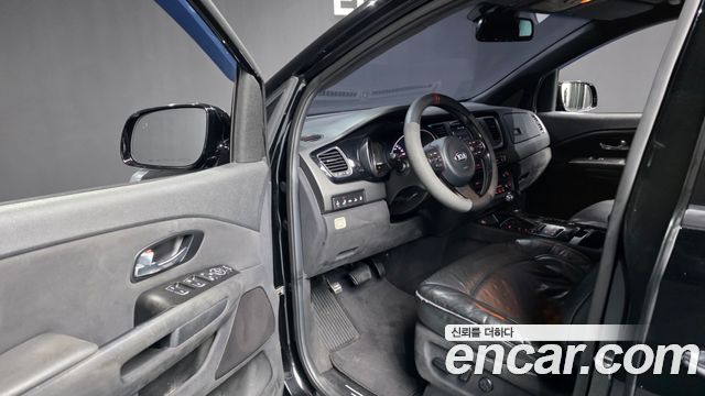 Kia Canival 9-seater Hi-Limousine — photo 1 of 37