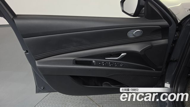 Hyundai AVANTE 1.6 — photo 1 of 35