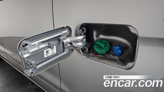 Hyundai Starex Van 5-Seater — photo 1 of 31