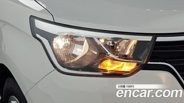 Hyundai Starex Van 5-Seater — photo 1 of 31