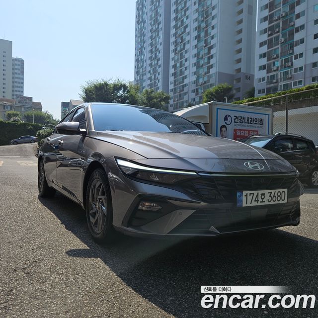 Hyundai AVANTE 1.6 — photo 1 of 12