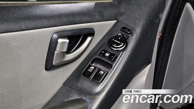Hyundai Starex 5-Seater VAN — photo 1 of 20