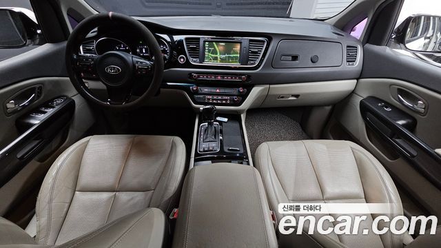 Kia Canival 9-seater Noblesse — photo 1 of 20