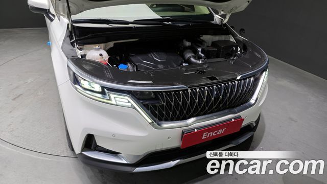Kia Canival Diesel 9-Seater Signature — photo 1 of 20