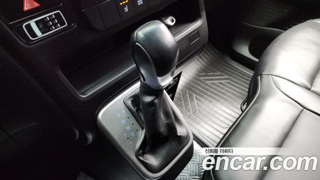 2021 Hyundai Staria Tourer 9-Seater, photograph 2