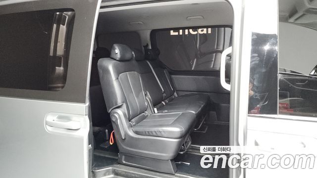 2021 Hyundai Staria Tourer 9-Seater, photograph 3