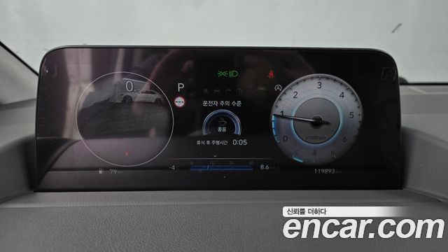 Hyundai Staria 4WD Lounge 9-Seater — photo 1 of 20