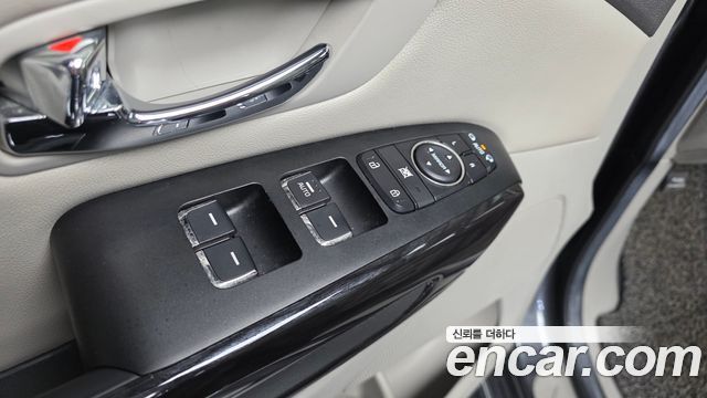 Kia Canival 7-seater Limousine — photo 1 of 20