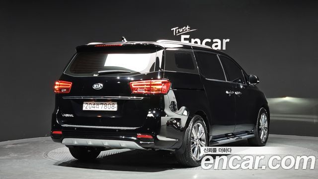 Kia Canival 9-Seater Prstige — photo 1 of 20
