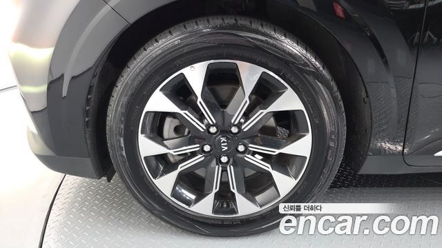 Kia Canival Diesel 9-Seater Signature — photo 1 of 20