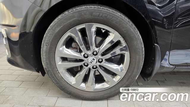 Kia Canival 9-seater Noblesse — photo 1 of 20
