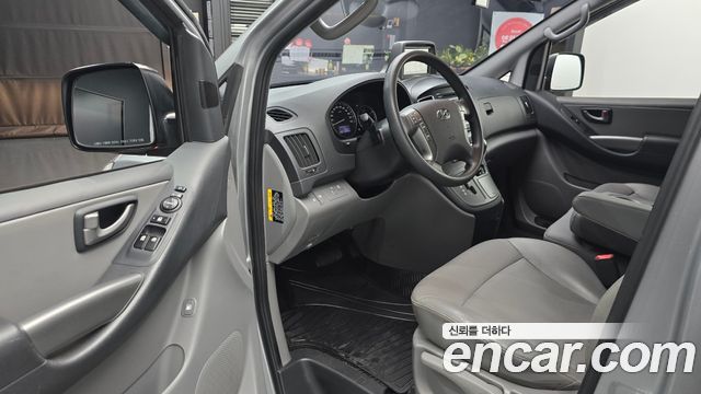 Hyundai Starex 3-Seater VAN — photo 1 of 20