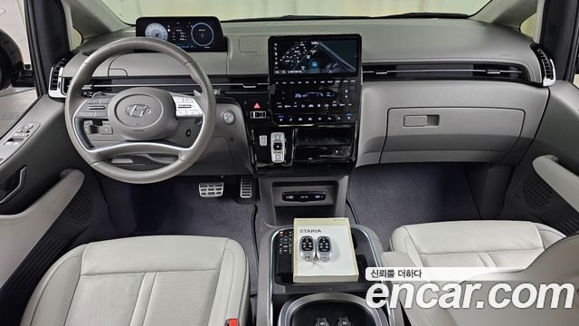 2022 Hyundai Staria 4WD Lounge 7-Seater, photograph 2
