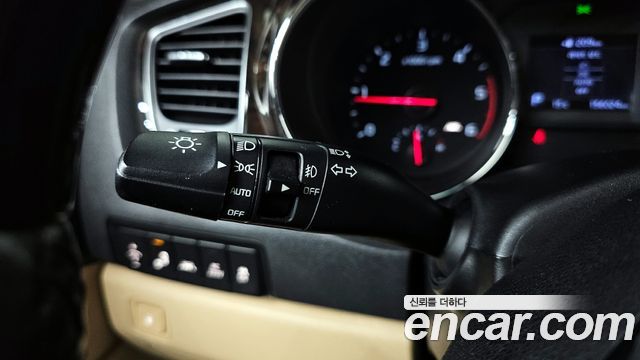 Kia Canival 7-Seater Limousine — photo 1 of 40