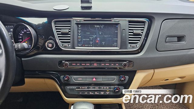 Kia Canival Gasoline 7-seater Hi-Limousine — photo 1 of 20