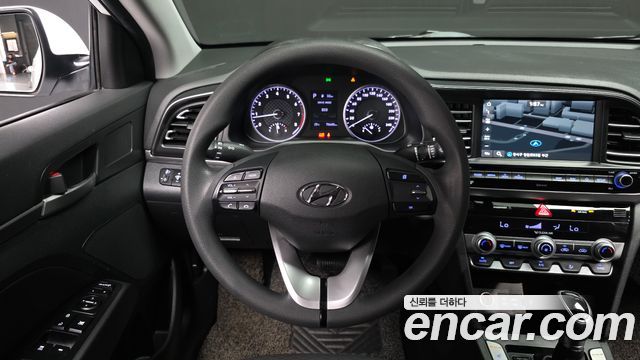 Hyundai AVANTE 1.6 — photo 1 of 20