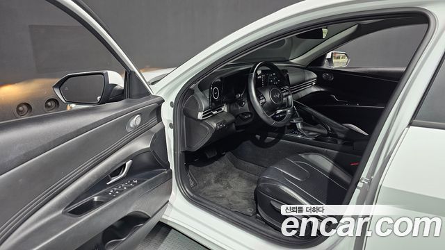 Hyundai AVANTE 1.6 — photo 1 of 20