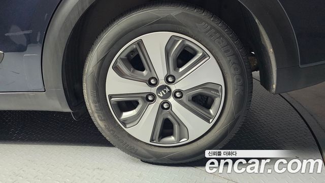 Kia Niro Prestige — photo 1 of 30