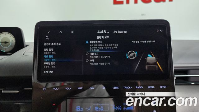 Hyundai Staria Lounge 9-Seater — photo 1 of 36