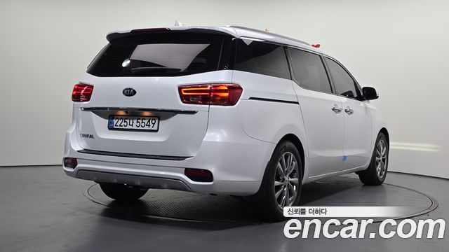 Kia Canival 9-Seater Prstige — photo 1 of 20