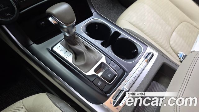 Kia Canival Diesel 9-Seater Prestige — photo 1 of 32