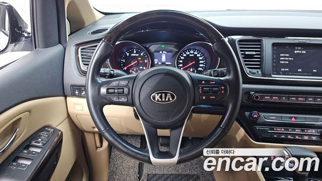 Kia Canival 9-Seater Noblesse — photo 1 of 31