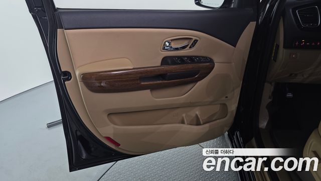 Kia Canival 9-seater Hi-Limousine — photo 1 of 35