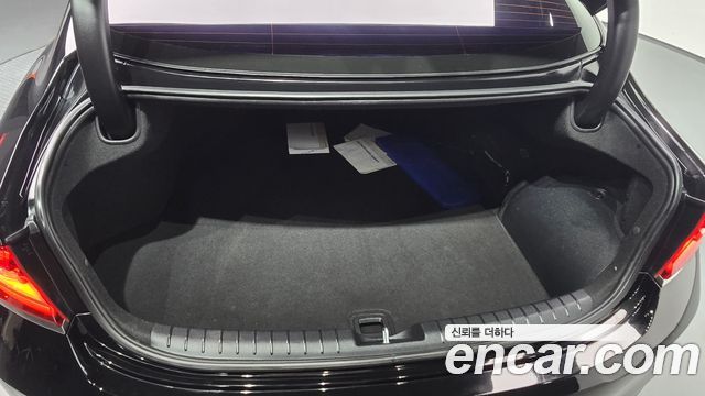 Hyundai Grandeur Premium — photo 1 of 31