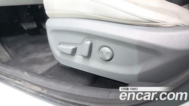 Hyundai Kona Premium — photo 1 of 32